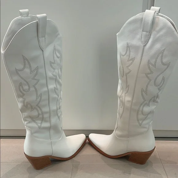 New White Leather Western-Style Women's Boots - Picture 9 of 15